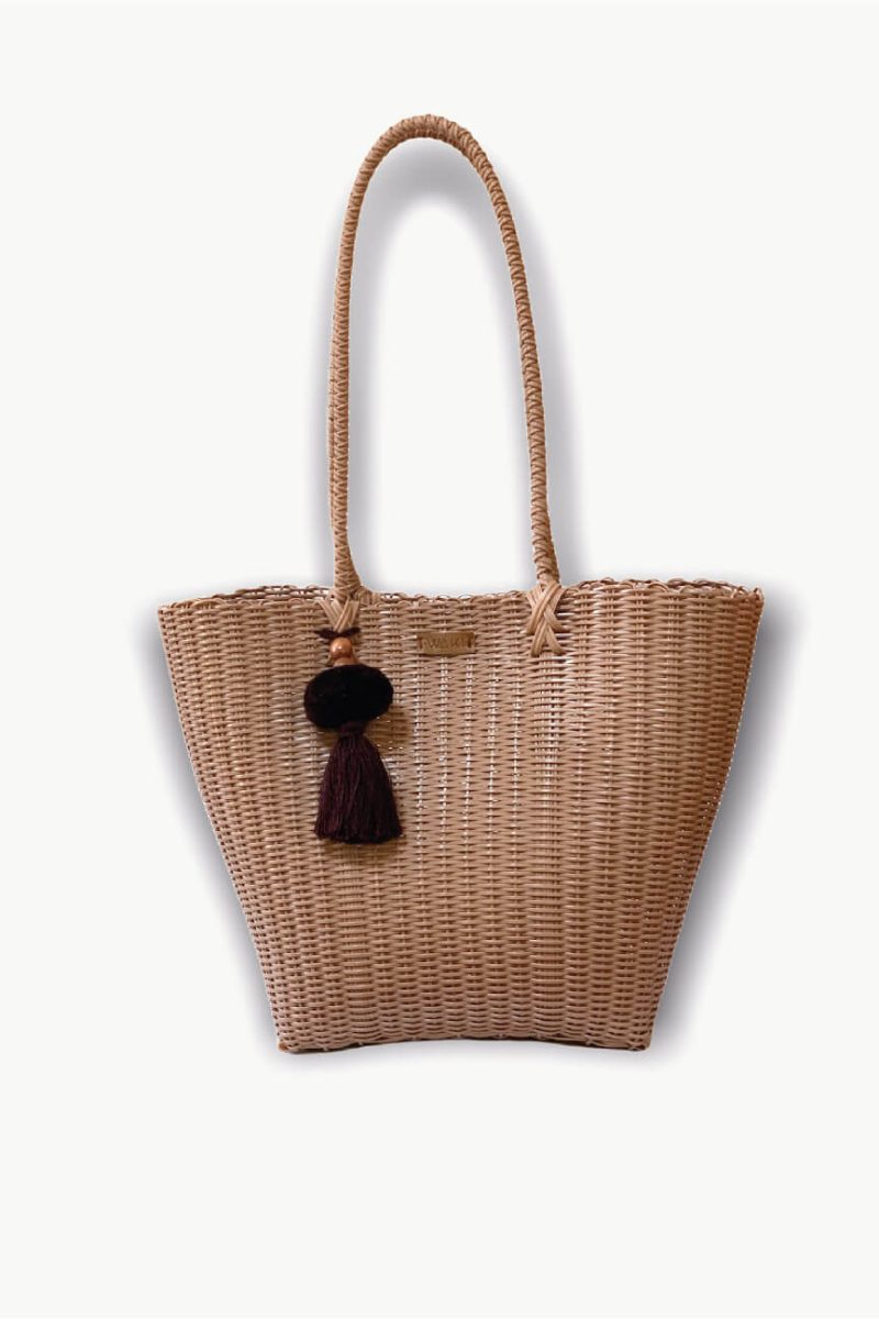 BASKET palorosa, artesanal hecha de fibra de plástico reciclado con pompón de seda y broche magnético. Vista frontal