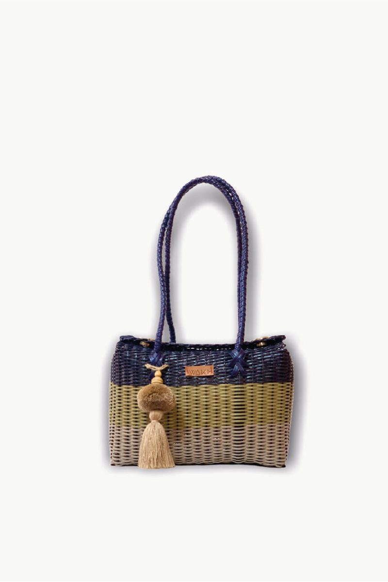 BOXBAG tricolor, artesanal hecha de fibra de plástico reciclado, pompón de seda y dos broches magnéticos.Vista frontal