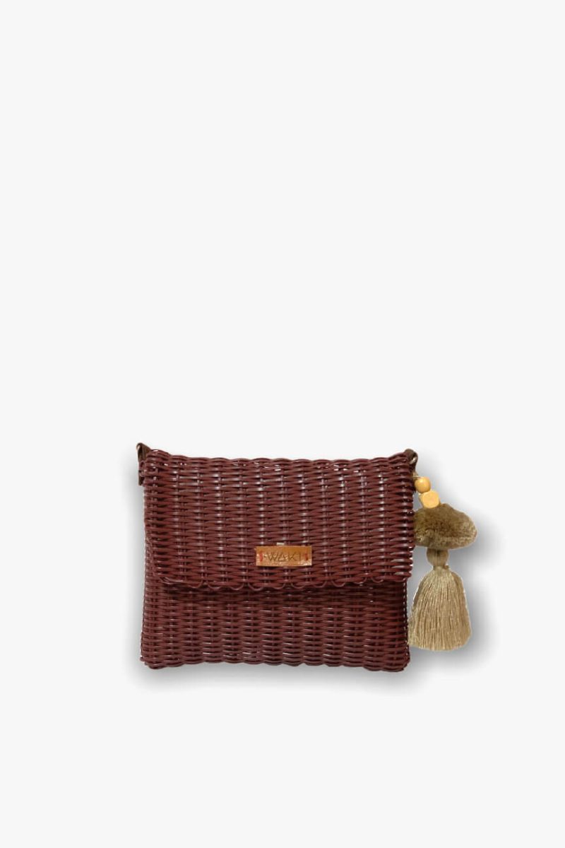 HANDBAG corinto, artesanal hecha de fibra de plástico reciclado. Con correa de hombro y muñequera removibles.Vista frontal