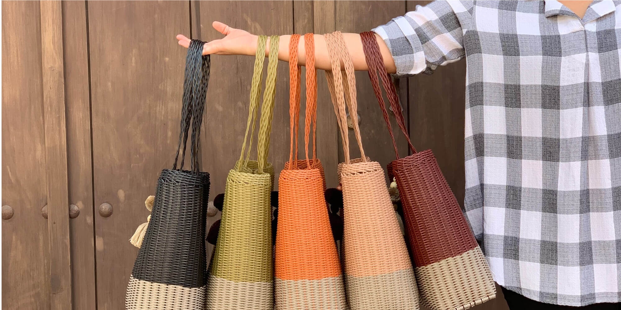 TOTEBAG en los cinco colores disponibles, vista de la parte lateral de cada bolsa.