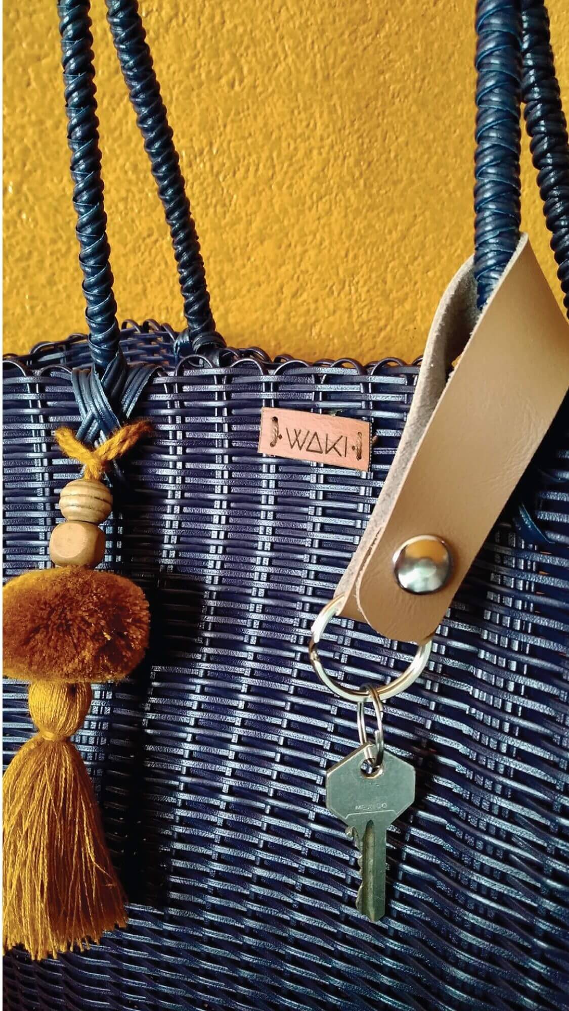 Llavero en cuero personalizado. Accesorio artesanal para bolsas. Hecho a mano en Guatemala.